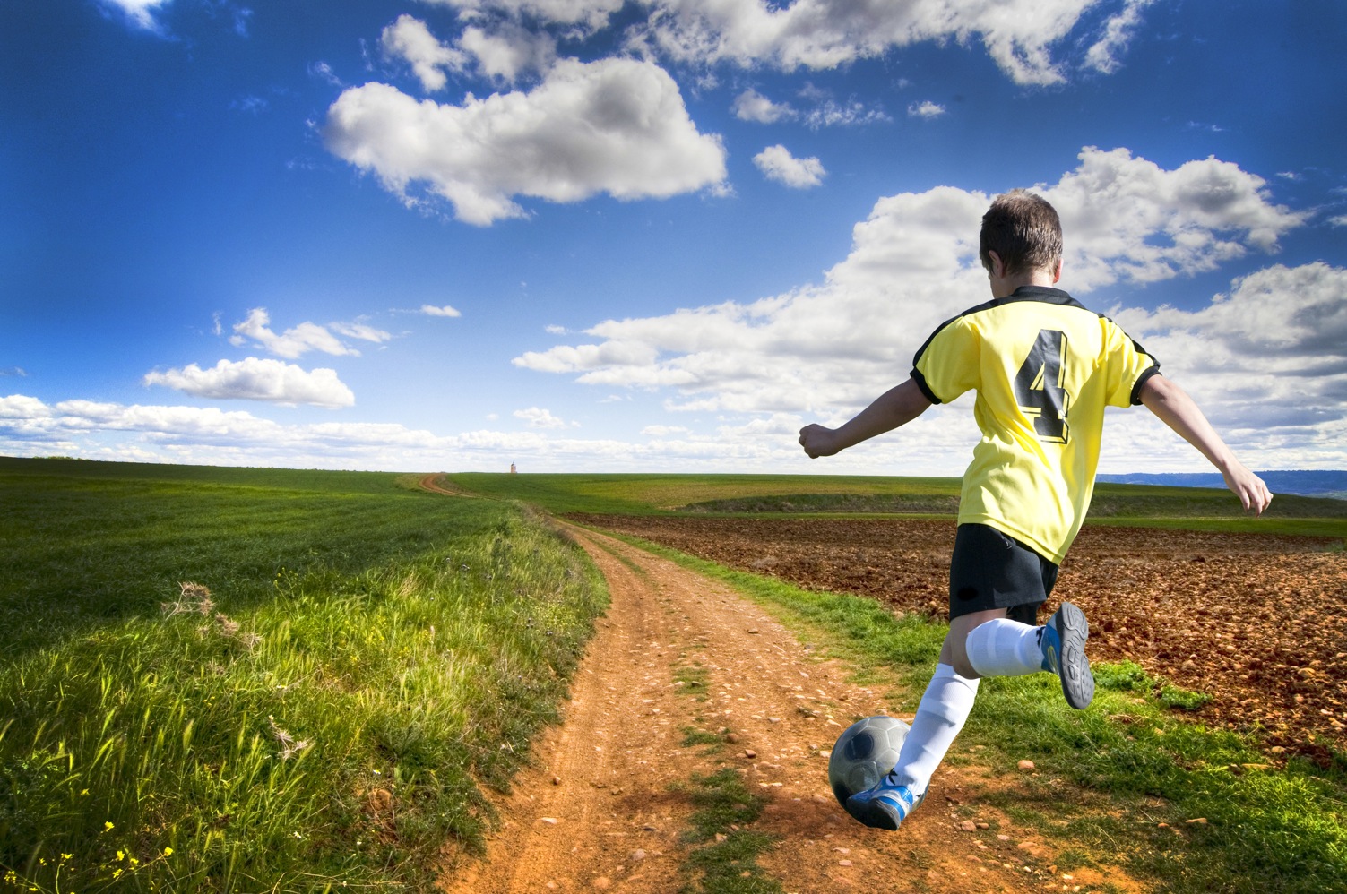 Активно расти. Мальчик прыгает бегает играет в футбол. Boy playing Football. Boy Play Football. Мальчик играет роль травы.